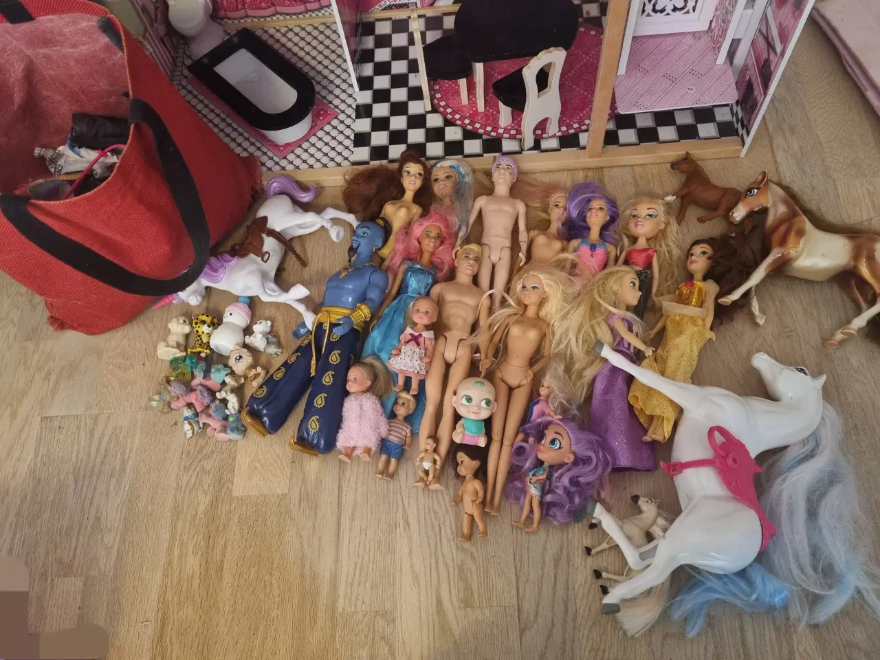 Billede 2 - Barbie hus, Barbie tilbehør