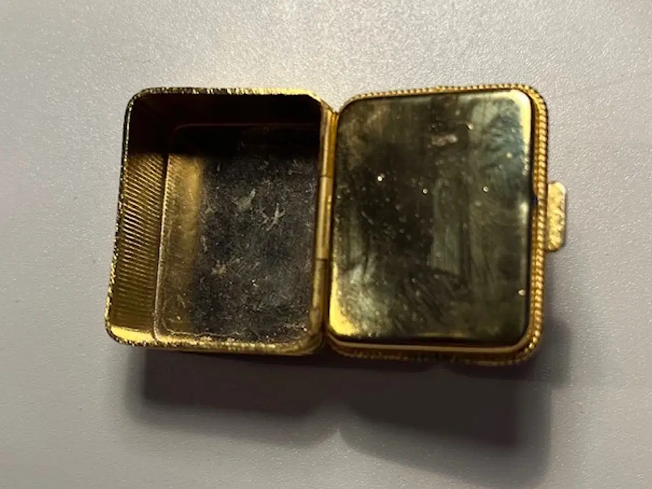 Billede 3 - Antik fransk-inspireret pilleæske forgyldt messing