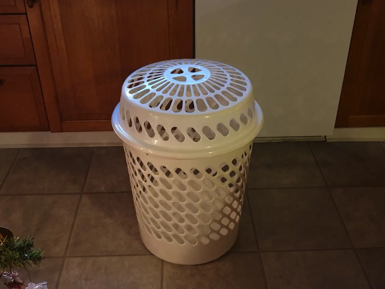 Billede 1 - Vasketøjskurv hvid plast m låg SE 2 fotos