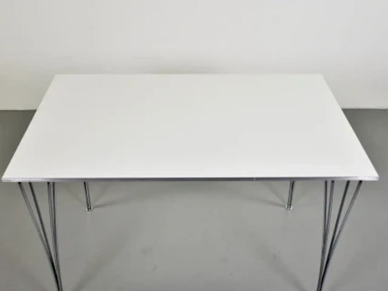 Billede 2 - Fritz hansen / piet hein bord med hvid laminat plade og stålkant