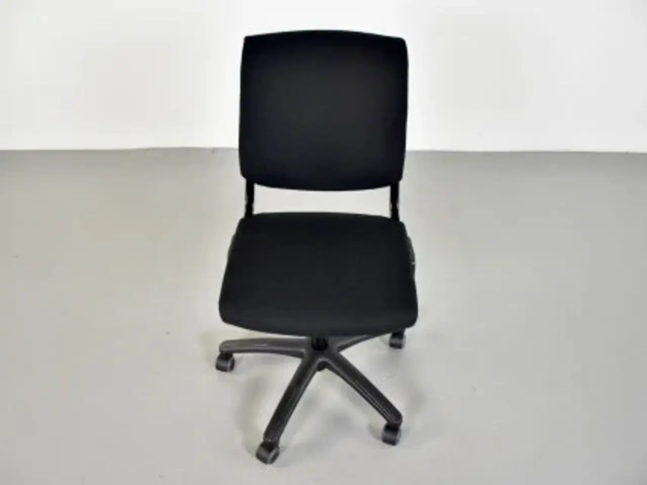 Billede 5 - Häg con-x plast 9512 kontorstol med sort polster på sæde og ryg