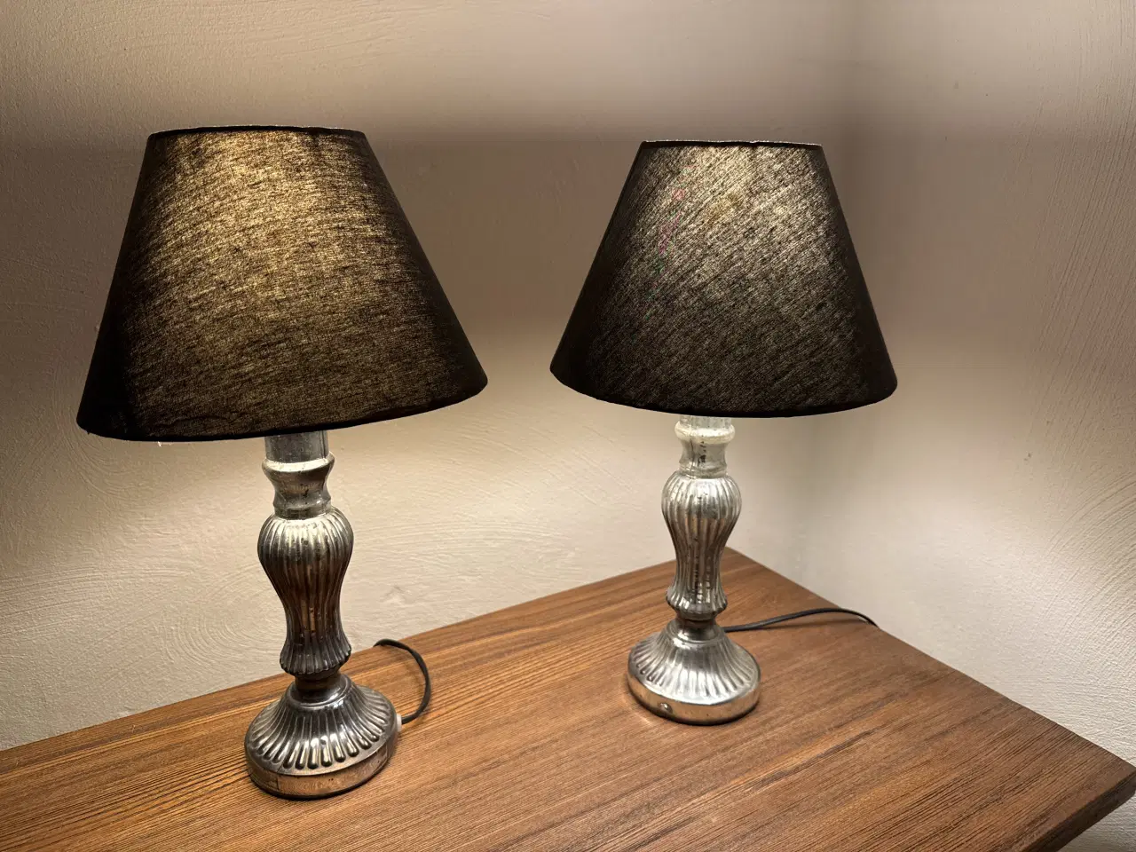 Billede 1 - Sæt med 2 elegante bordlamper – sølvlook med sorte