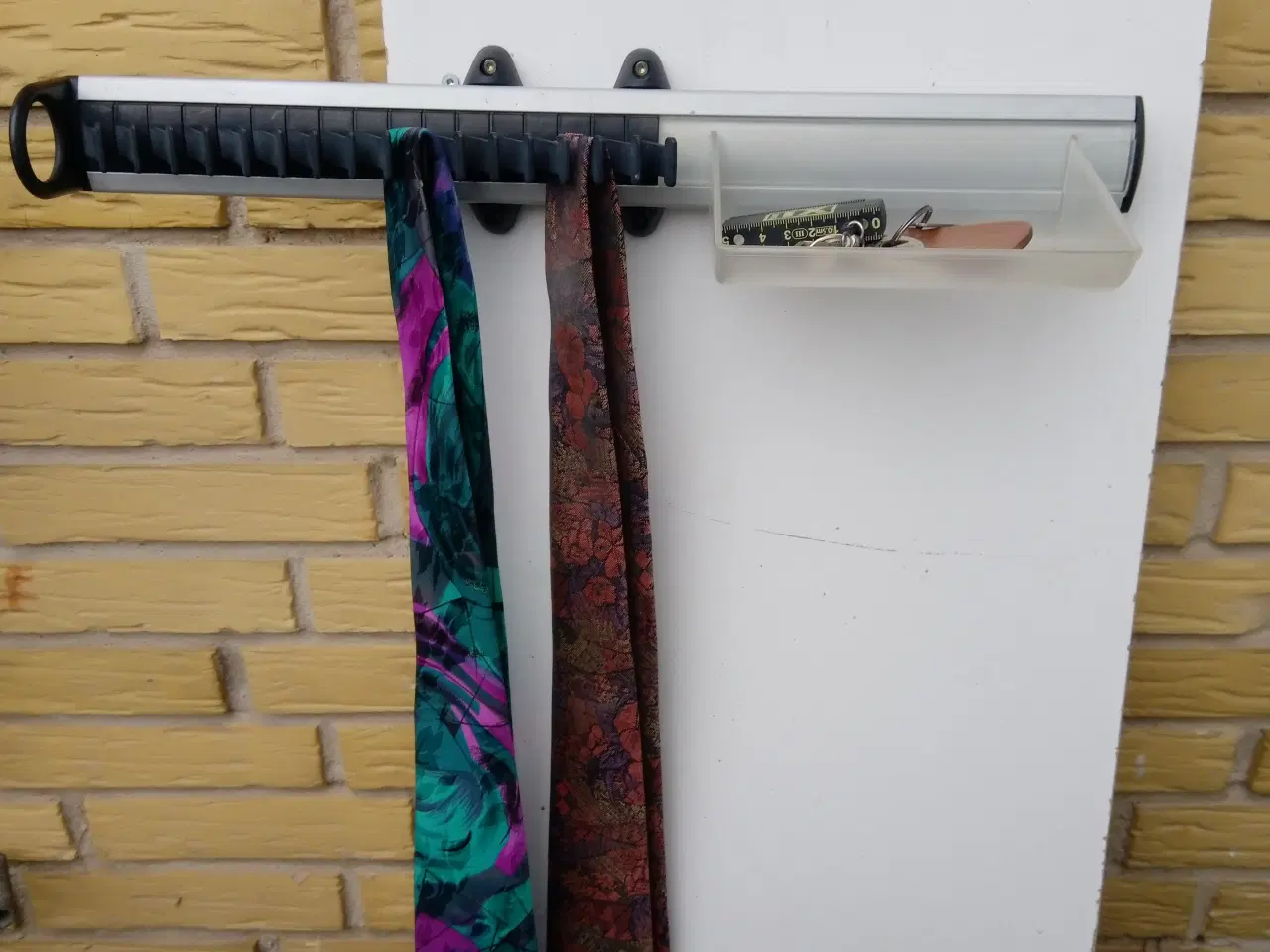 Billede 1 - Slipseholder med pladsbesparende udtræk