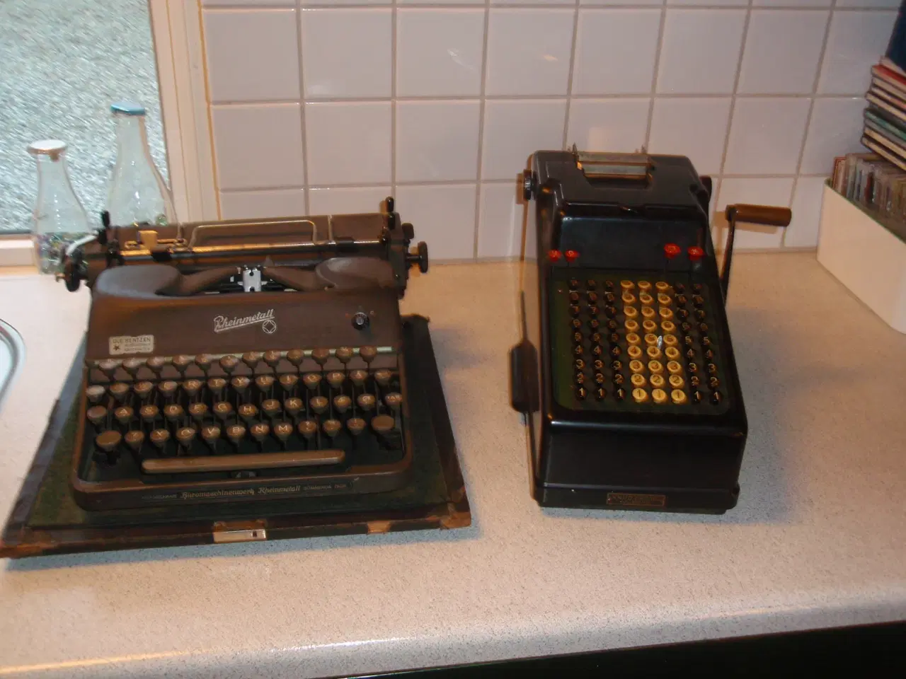 Billede 1 - Gl. Skrivemaskine/ gl. regnemaskine