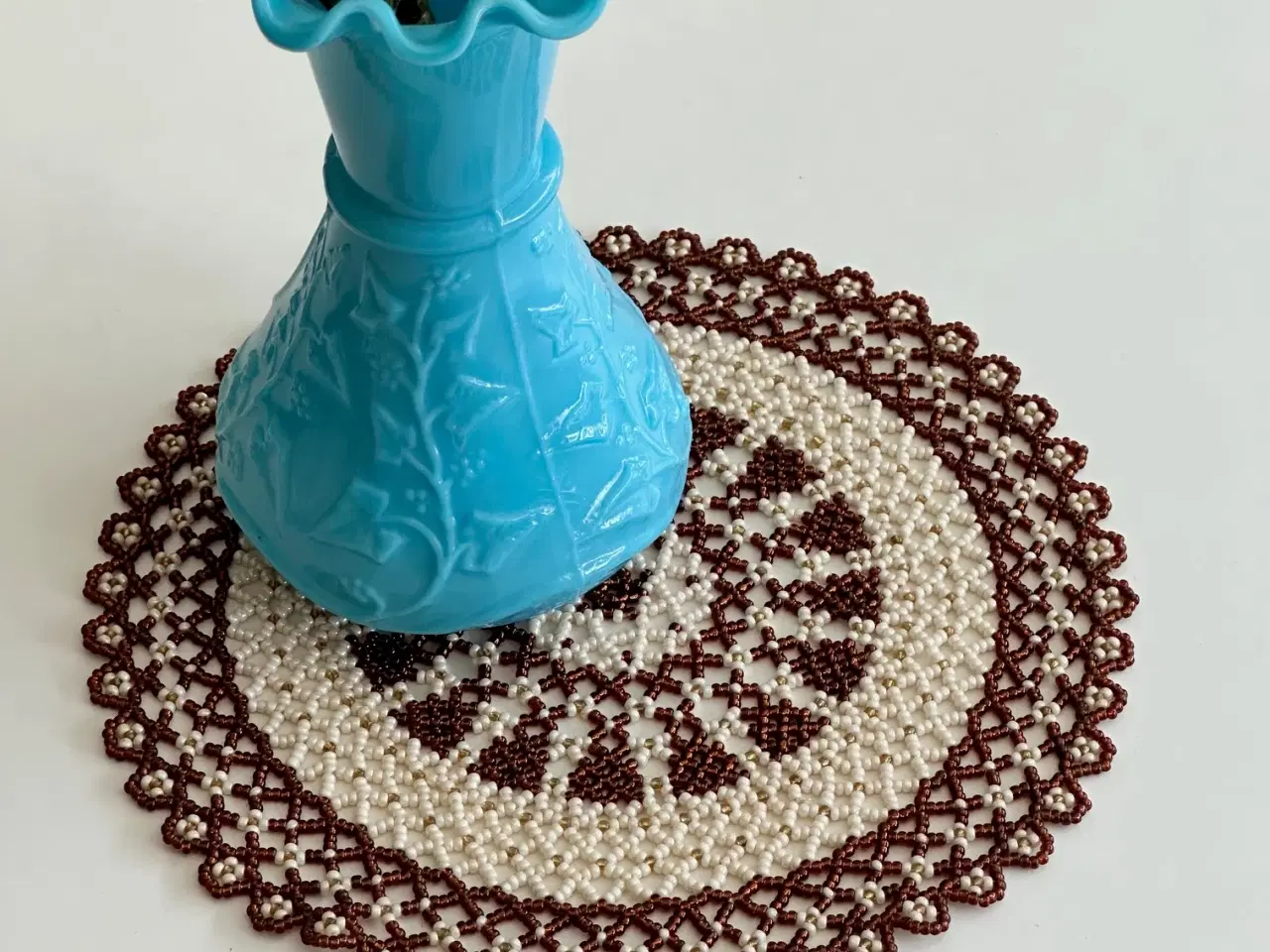 Billede 1 - Perlesyet dug, brun