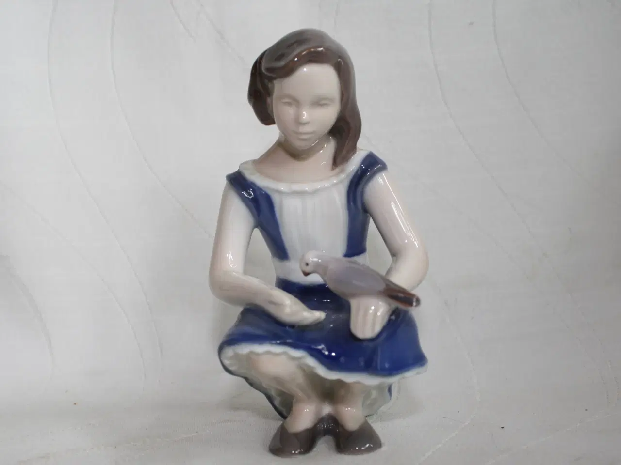 Billede 2 - Pige med due, figur fra Bing & Grøndahl 
