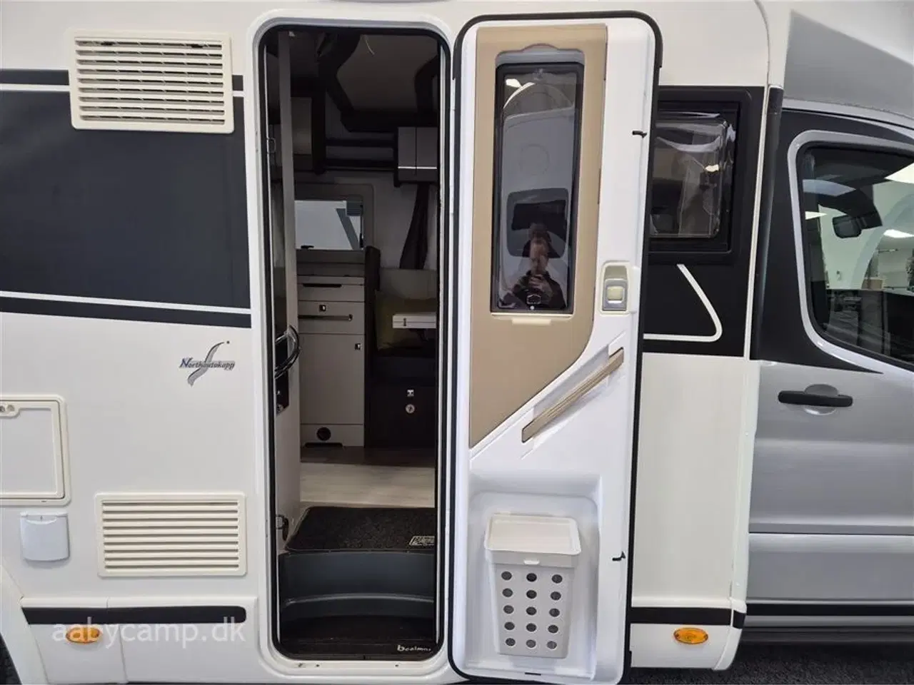 Billede 5 - 2020 - Benimar Tessoro 497 Northautokapp   Nk Pakke. Automatgear. solceller. Batteri. Inverter. Markise. Lædersæder. Hæve/sænkbar Queensbed. Varme på spildevandstank.