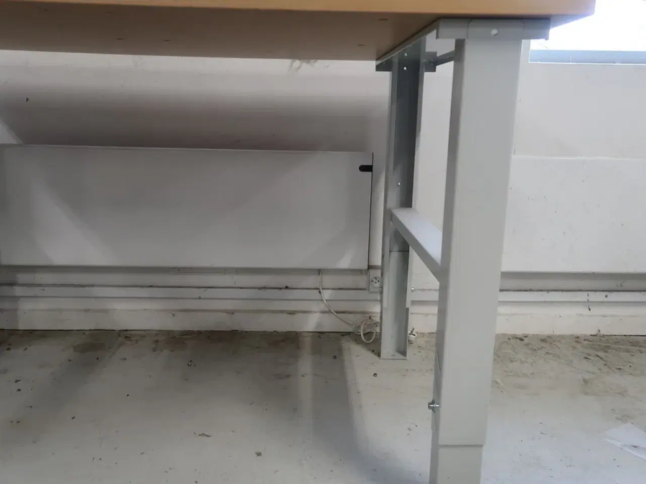 Billede 2 - Arbejdsbord med skruestik