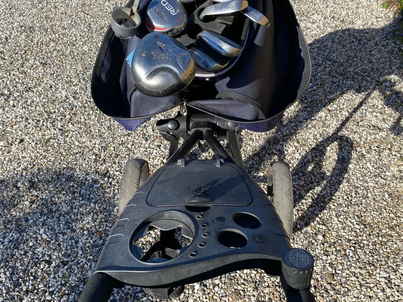 Billede 2 - Golfbag med bolde, drivere og køller og vogn