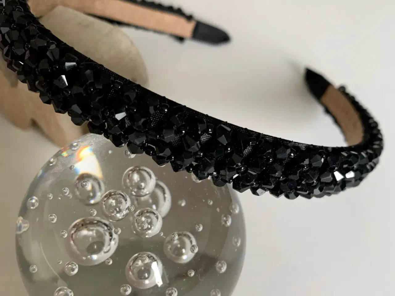 Billede 9 - Smuk sort hårbøjle med shiny perler i sort