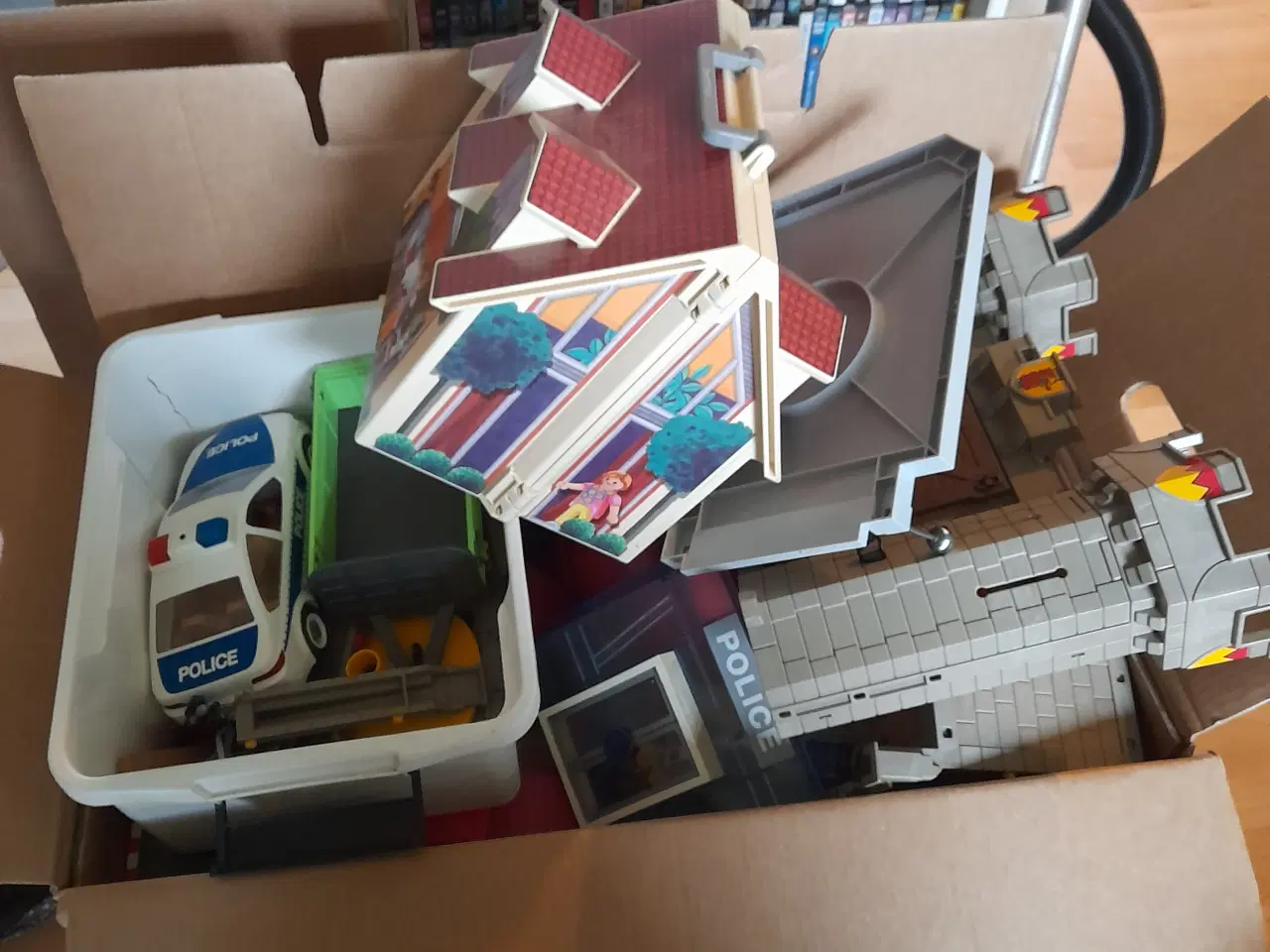Billede 4 - flytte kasse med playmobil