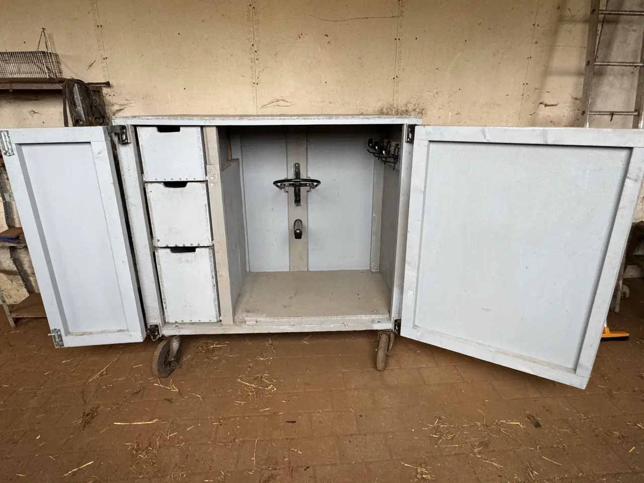 Billede 1 - Stort stævneskab