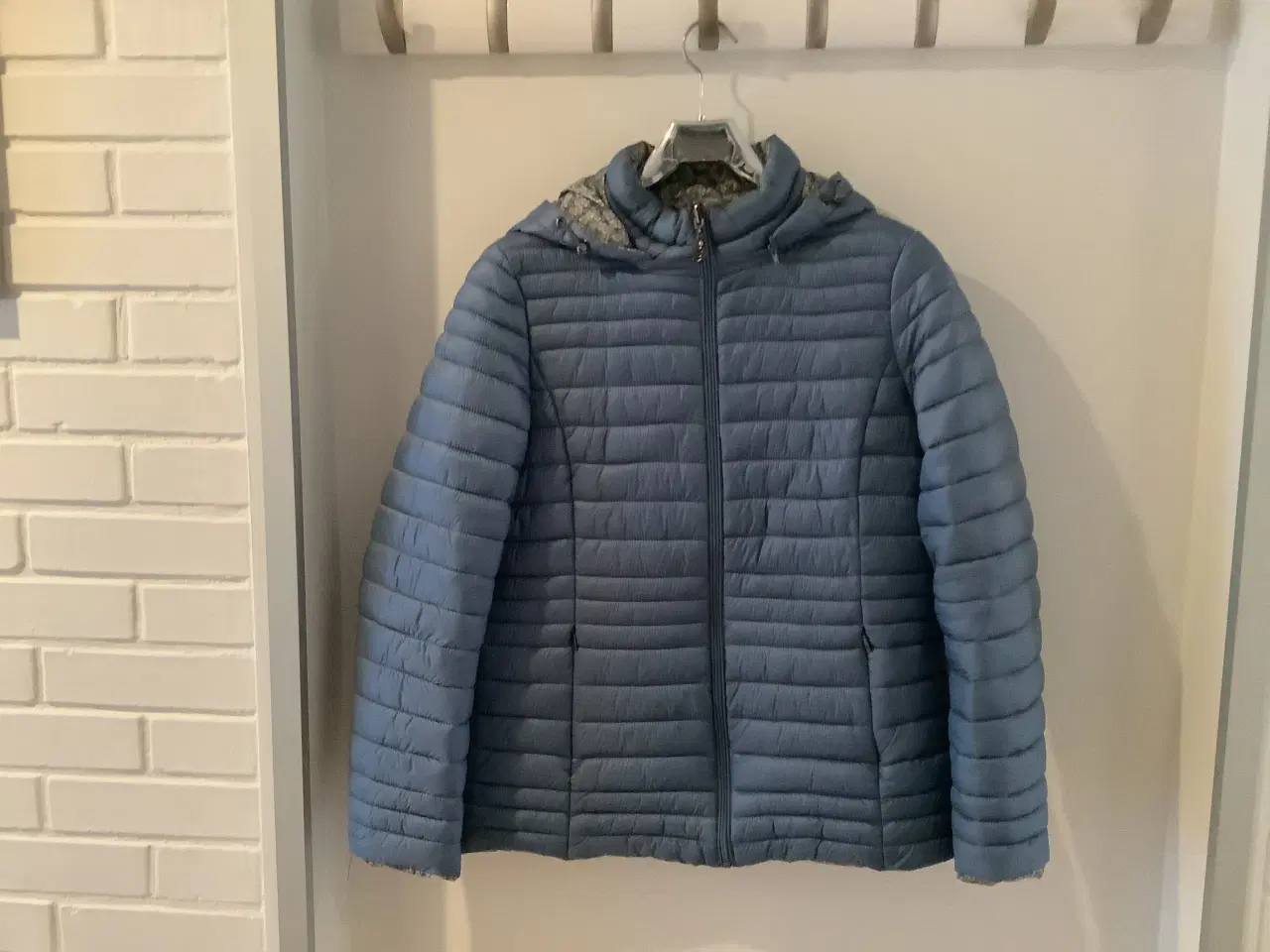 Billede 1 - Flot vendbar jakke, 2 i en 