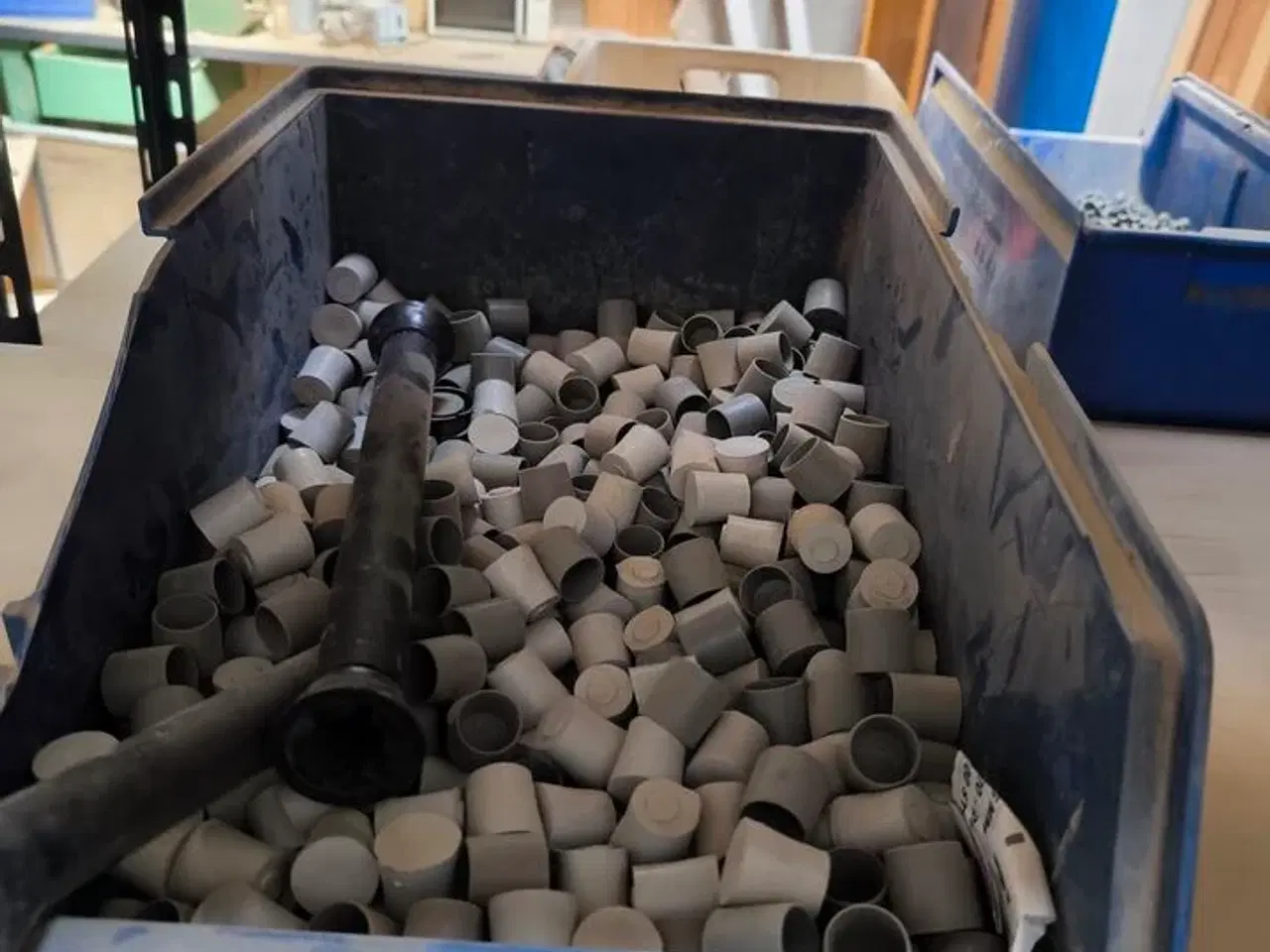 Billede 4 - Indhold på reol (højre fag)