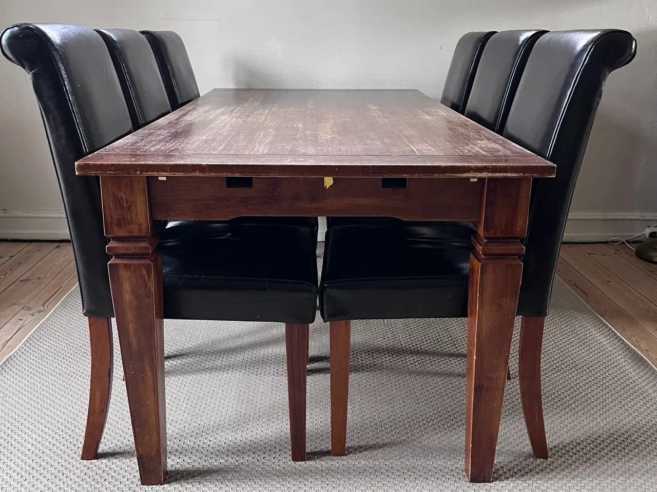 Billede 5 - Spisebord med to tillægsplader og 6 stole
