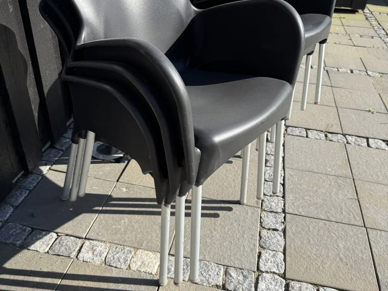 Billede 2 - Havestole sort plast med armlæn