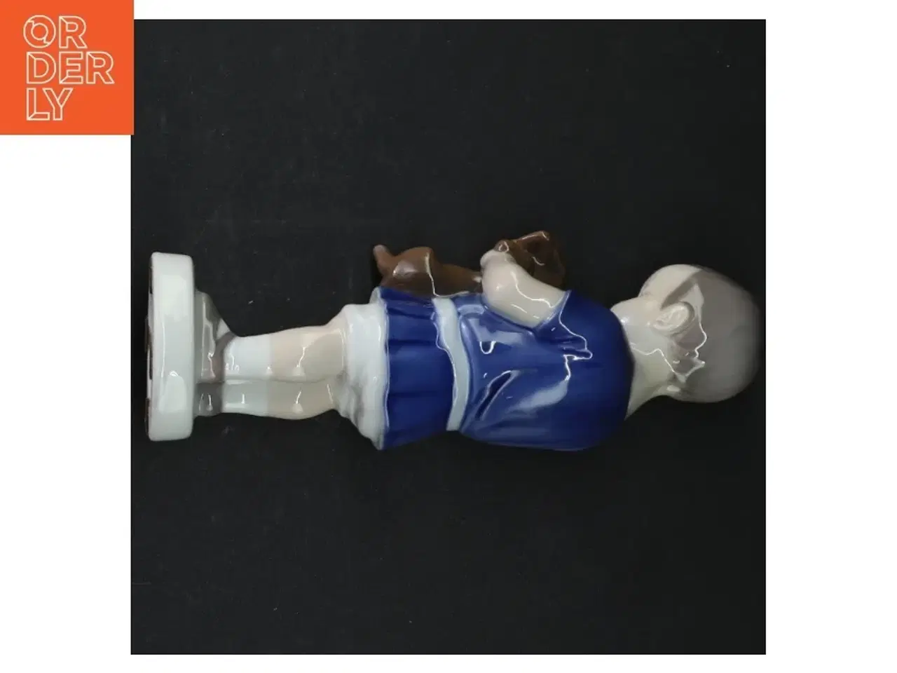 Billede 4 - Nr: 1747 - Dreng der holder en hund - Bing og Grøndahl fra B&G (str. 17 cm)