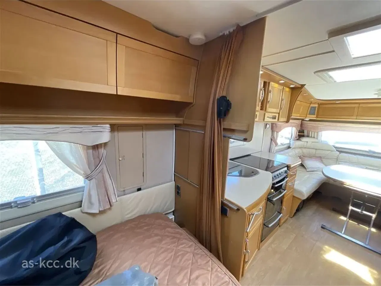 Billede 16 - 2008 - Kabe Royal 560 XL KS   Kabe Royal 560 XL KS 4 sovepladser, 6 siddepladser, Mover, Solceller, Vintertelt, Isabella Sun Shine 2,5 solsejl. SÆLGES FOR KUNDE