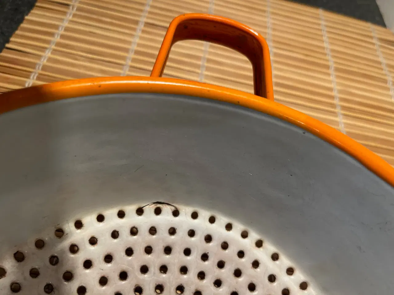 Billede 11 - Flot Retro Sæt i Orange Emalje – Dørslag & Kødrand