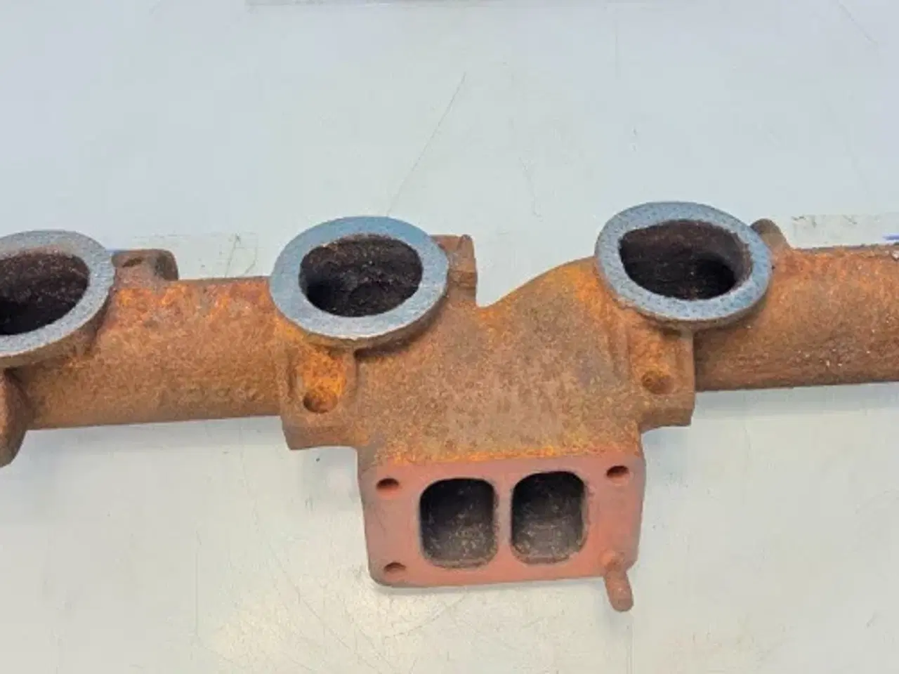 Billede 14 - New Holland  675TA   Udstødningsmanifold  87802798