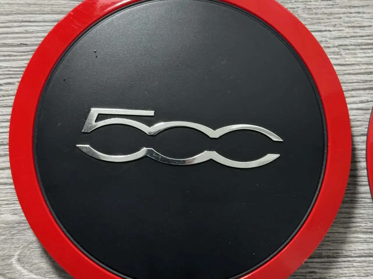 Billede 2 - Fiat 500 Centerkapsler i sort m. rød kant & krom 5