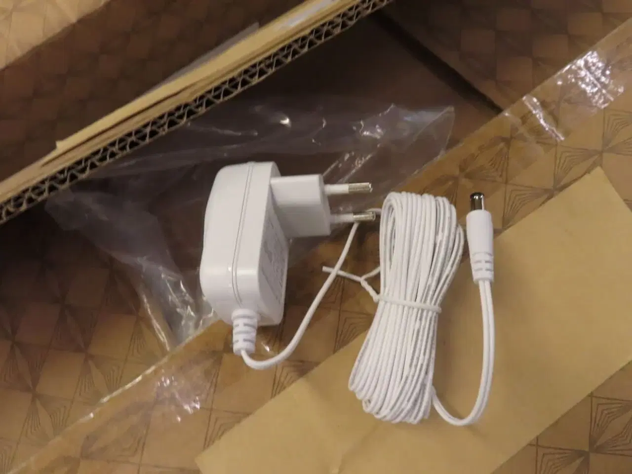 Billede 2 - kasse med oplader