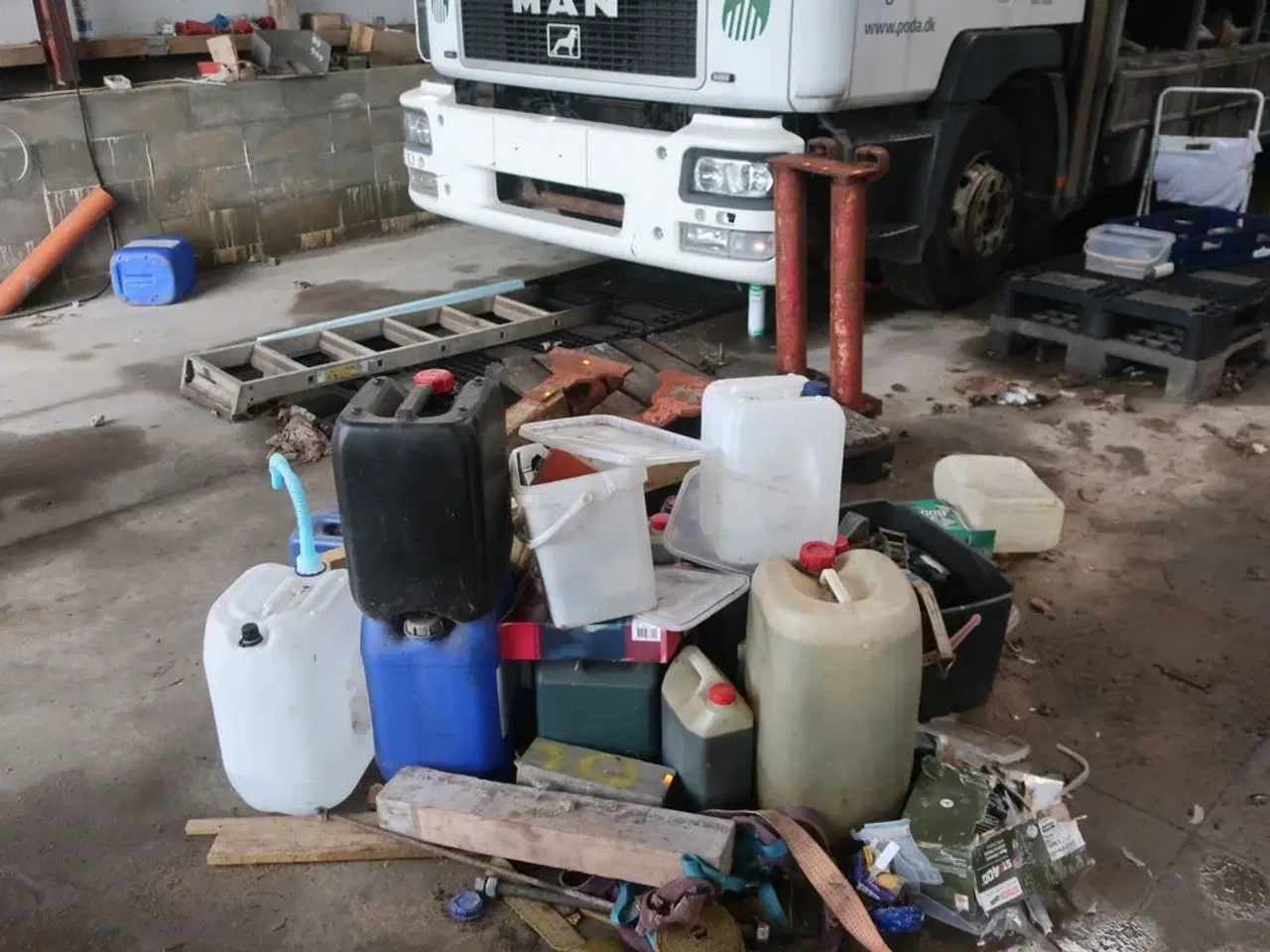 Billede 7 - Div. Dunke, haveredskaber, løftestroppe, arbejdsborde, værktøj m.m.