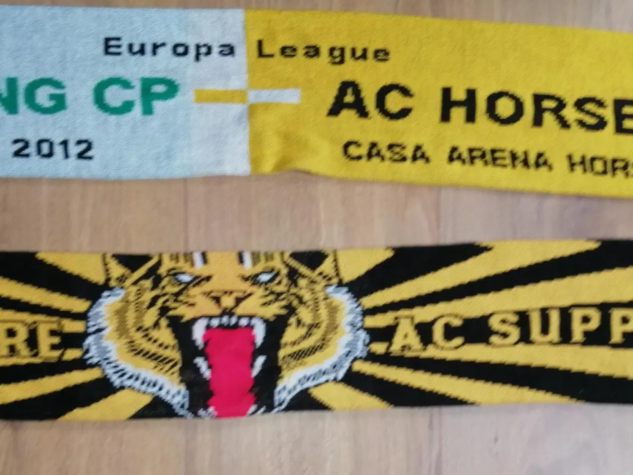Billede 3 - 2 STK. AC HORSENS RETRO FAN HALSTØRKLÆDER, SOM NYE