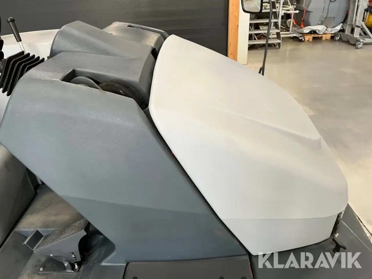 Billede 10 - Fejemaskine Nilfisk SW8000 med ekstra dele børster/filter