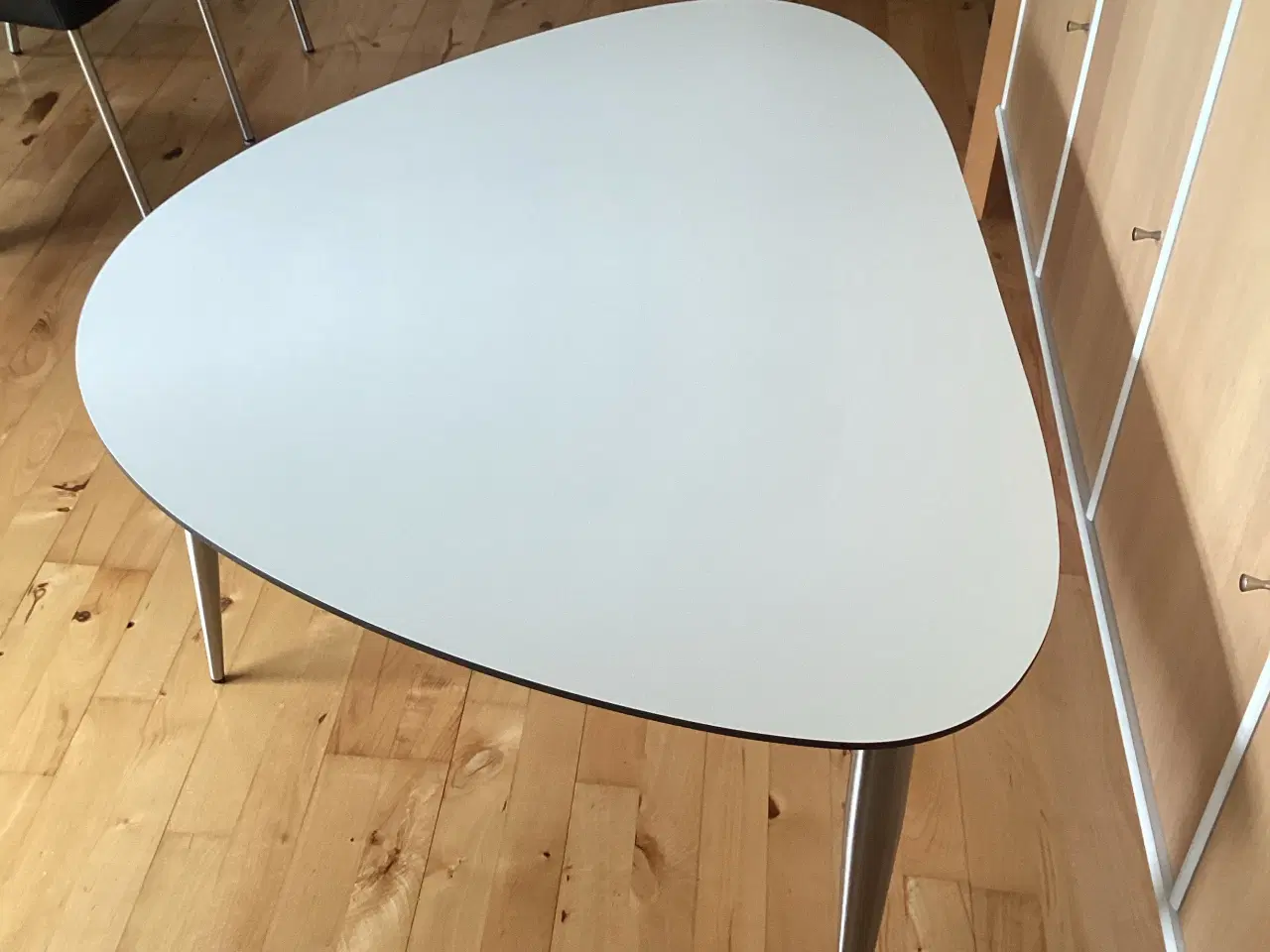 Billede 2 - Sofabord hvid laminat/ stålben