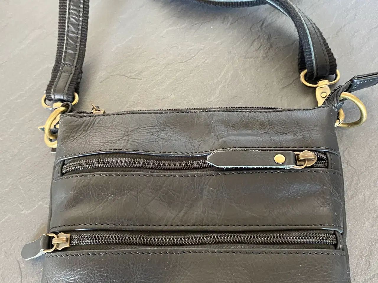 Billede 2 - Taske med flere lynlås rum