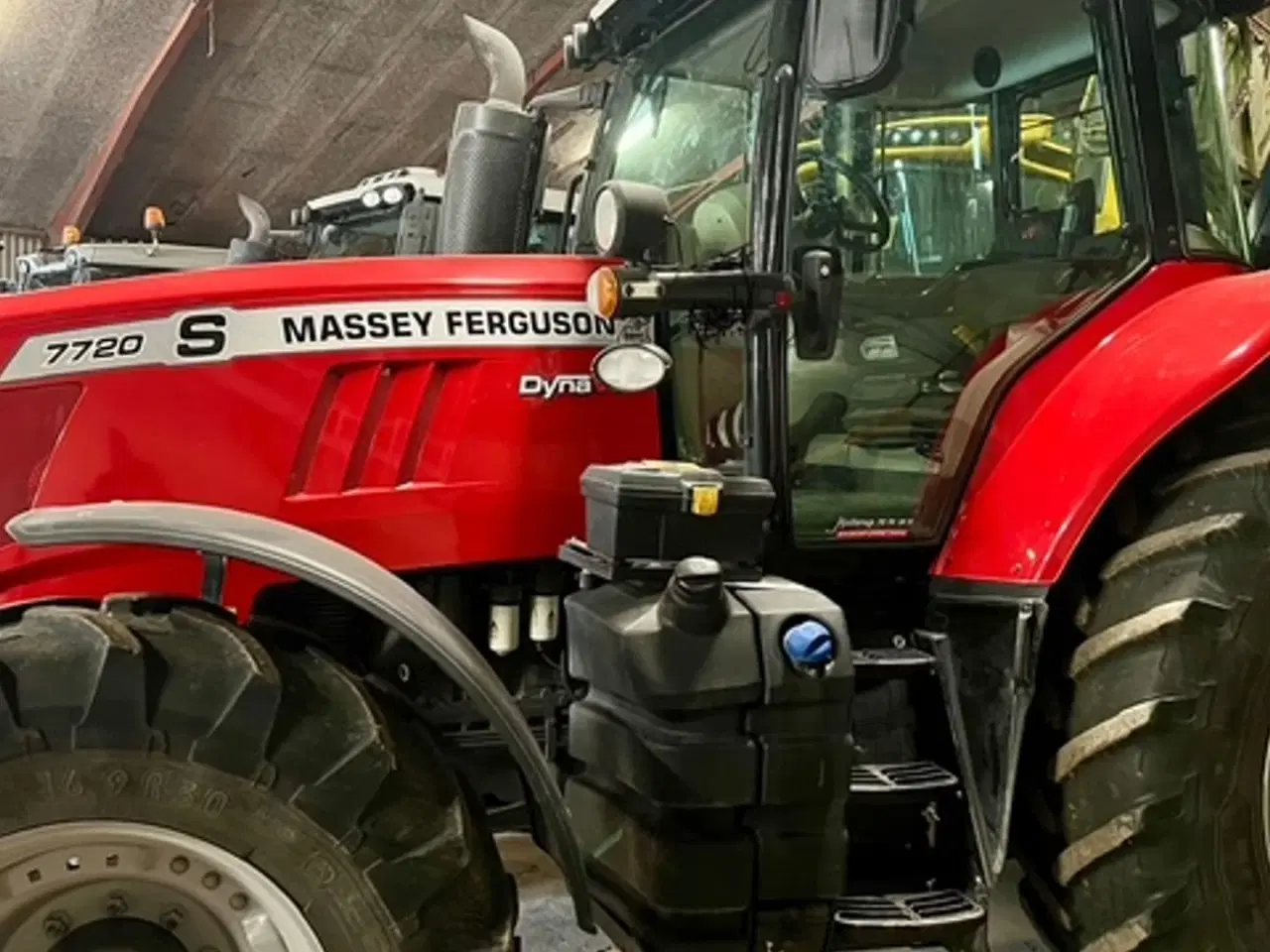 Billede 4 - Massey Ferguson 7720S Velholdt traktor.  Har aldrig lavet andet end at køre med sprøjte.