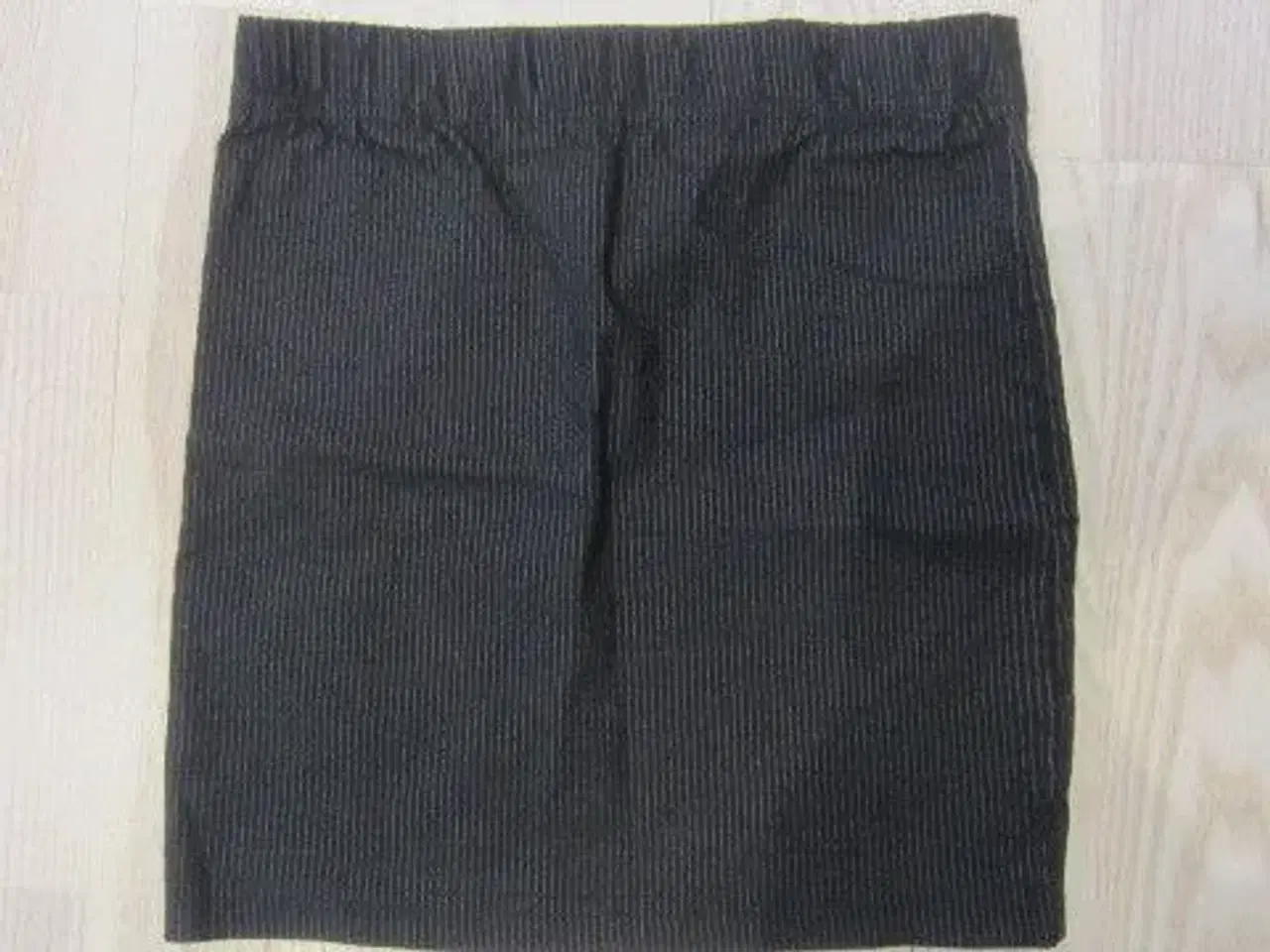 Billede 1 - Str. 128, elastisk nederdel