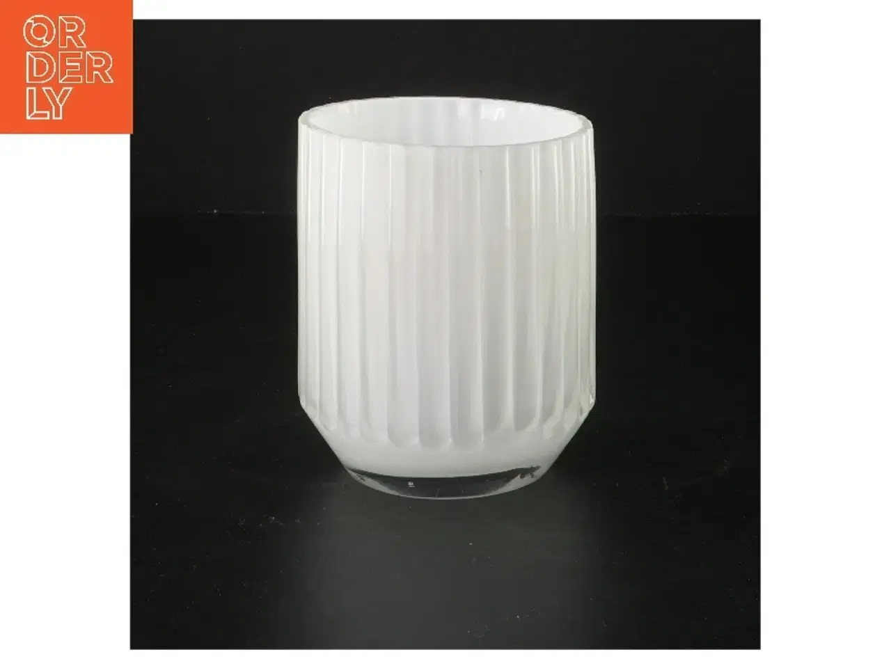 Billede 1 - Hvid glasvase med riller (str. 12 cm)