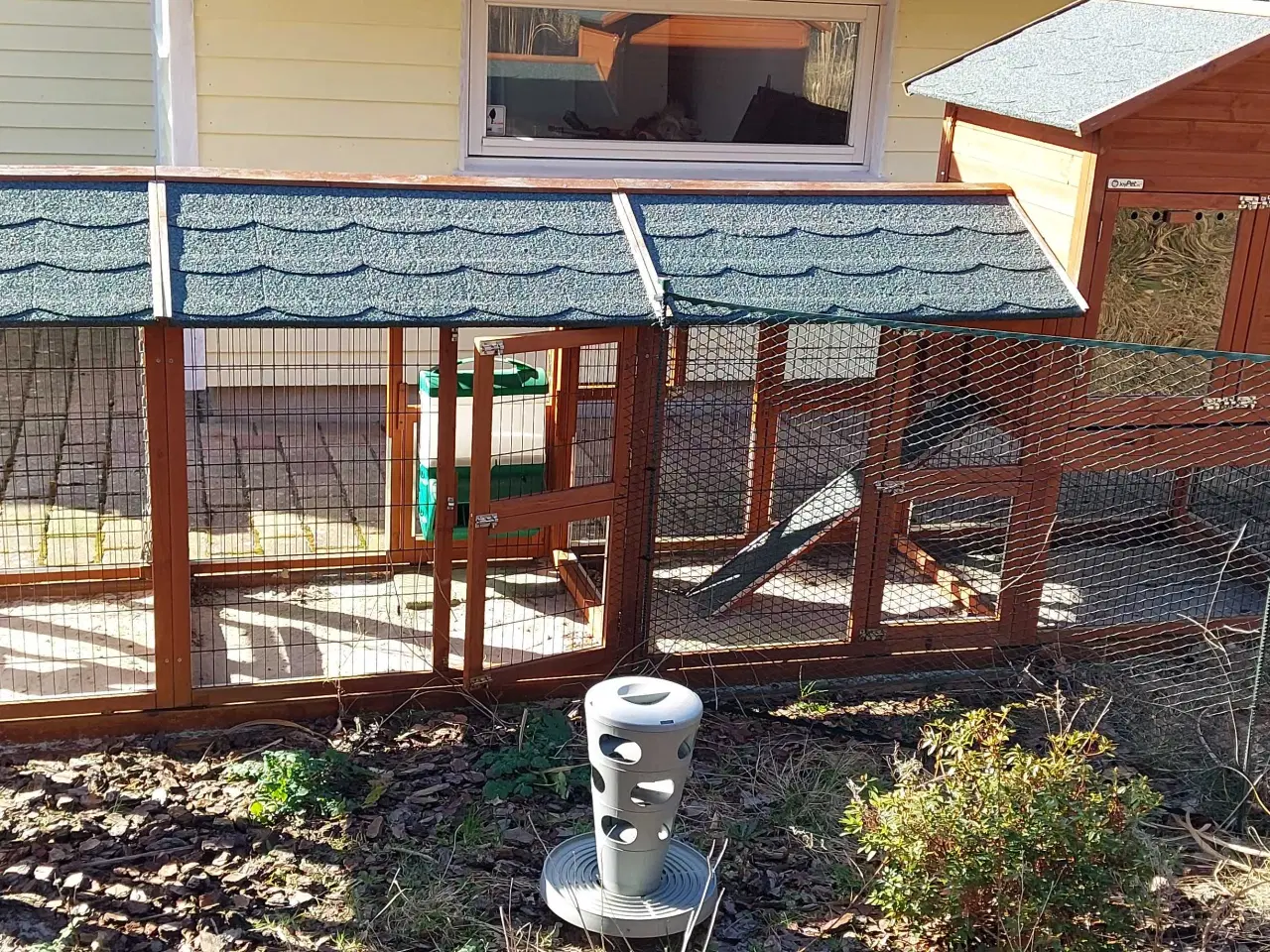 Billede 1 - Hønsehus -gård m. alt tilbehør sælges