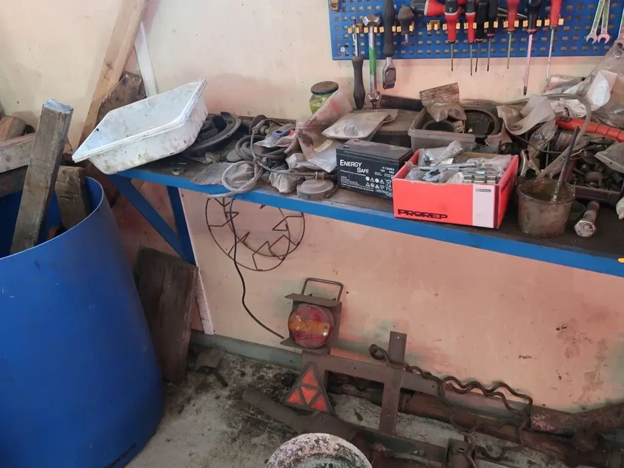 Billede 2 - Arbejdsbord med skrue samt div. Værktøj m.m.