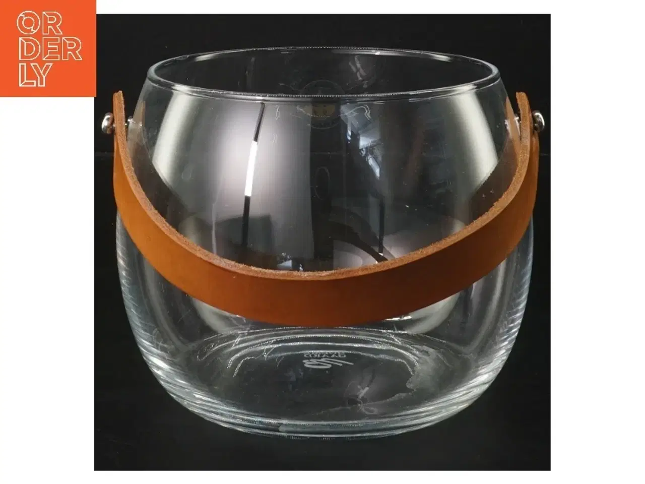 Billede 2 - Glasvase med læderhank fra Holmegaard (str. Ø 12,5 cm længde 11,5 cm)