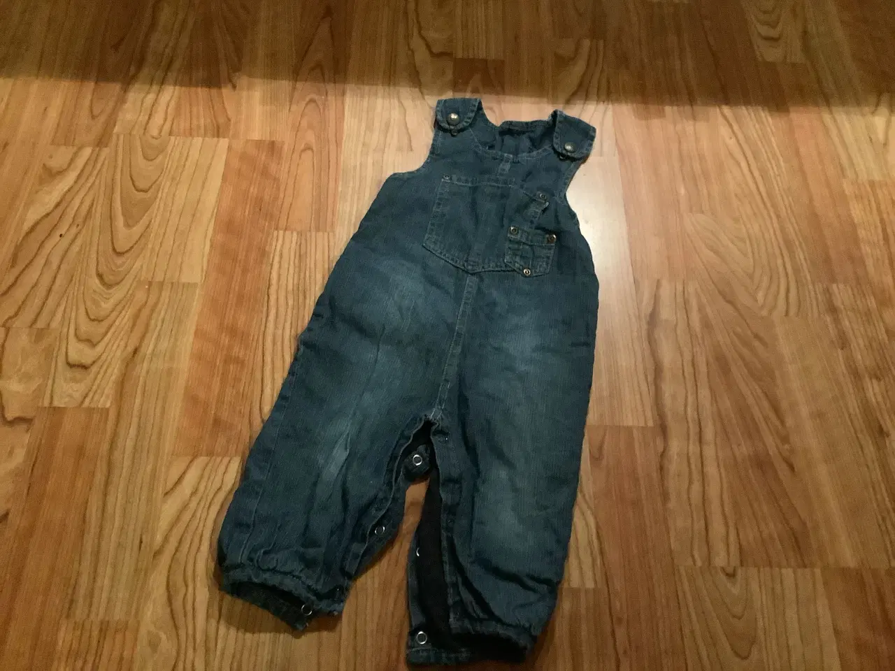 Billede 3 - Helt nye Ej Sikke Lej smækbukser str. 68 unisex 