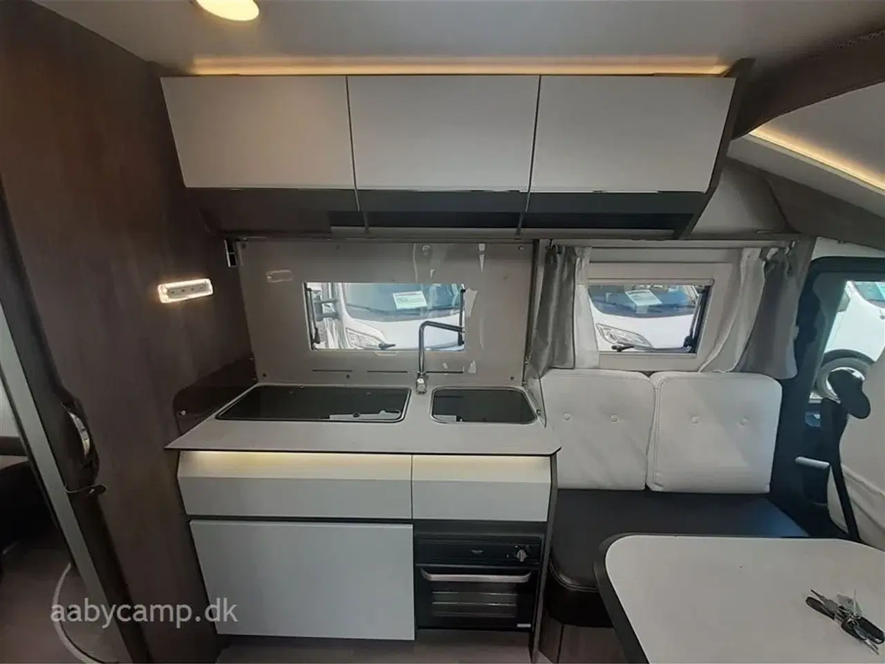 Billede 9 - 2020 - Benimar Amphitryon 997   NK-pakke. automatgear. solceller. ovn. lædersæder. queensbed.