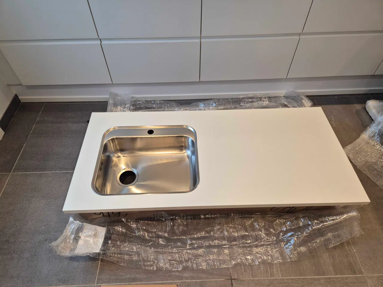 Billede 2 - Bordplade med nedlimet vask.