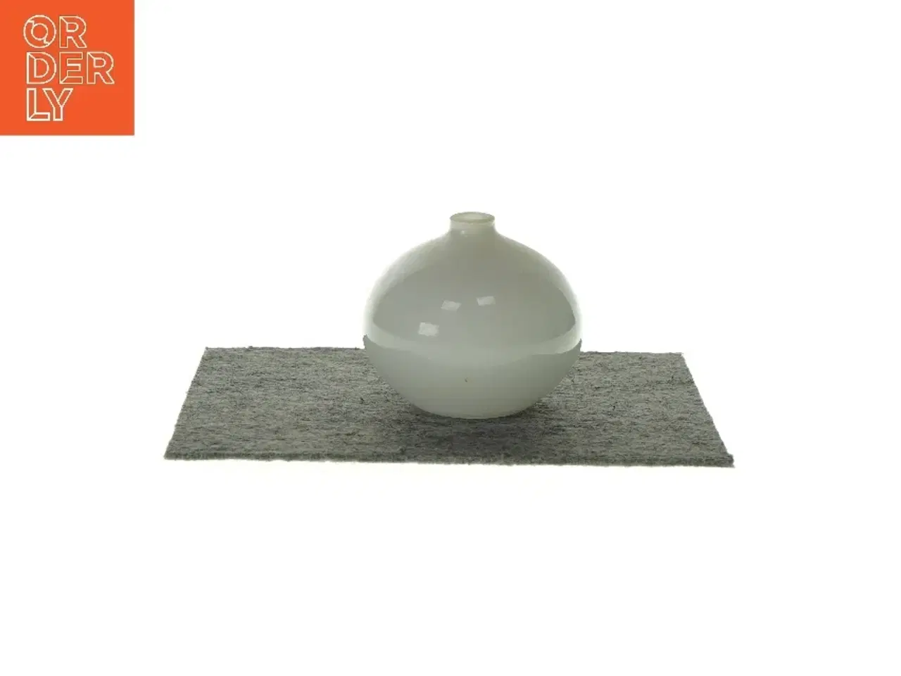 Billede 1 - Hvis glasvase fra Ukendt (str. HØ:10x10cm)