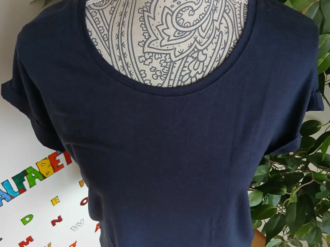 Billede 2 - T-shirt. Only. Small/36