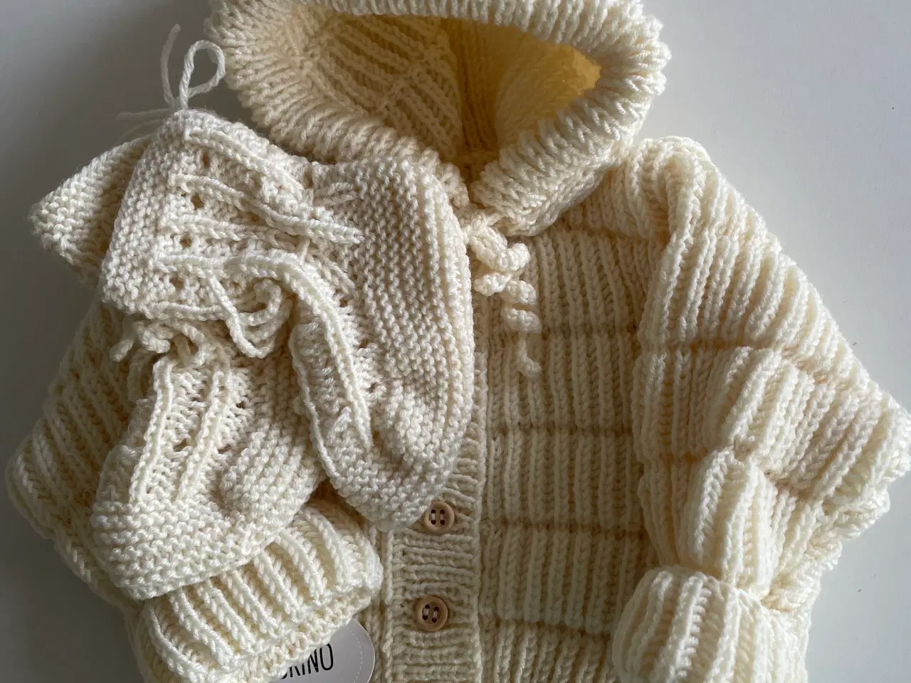 Billede 2 - Strikket babytrøje med sokker til