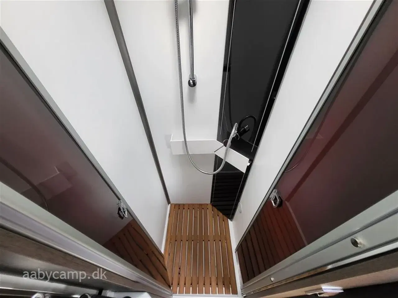 Billede 21 - 2020 - Benimar Amphitryon 957   Lave enkeltsenge. ende badeværelse.face to face siddegruppe.