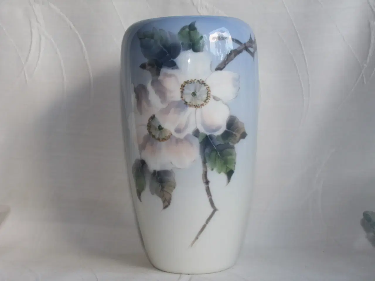 Billede 1 - Vase med blomstrende vildrose,