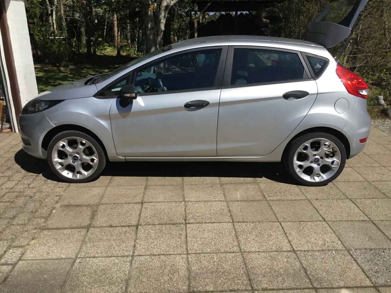 Billede 1 - Regulær velkørende ford fiesta med træk