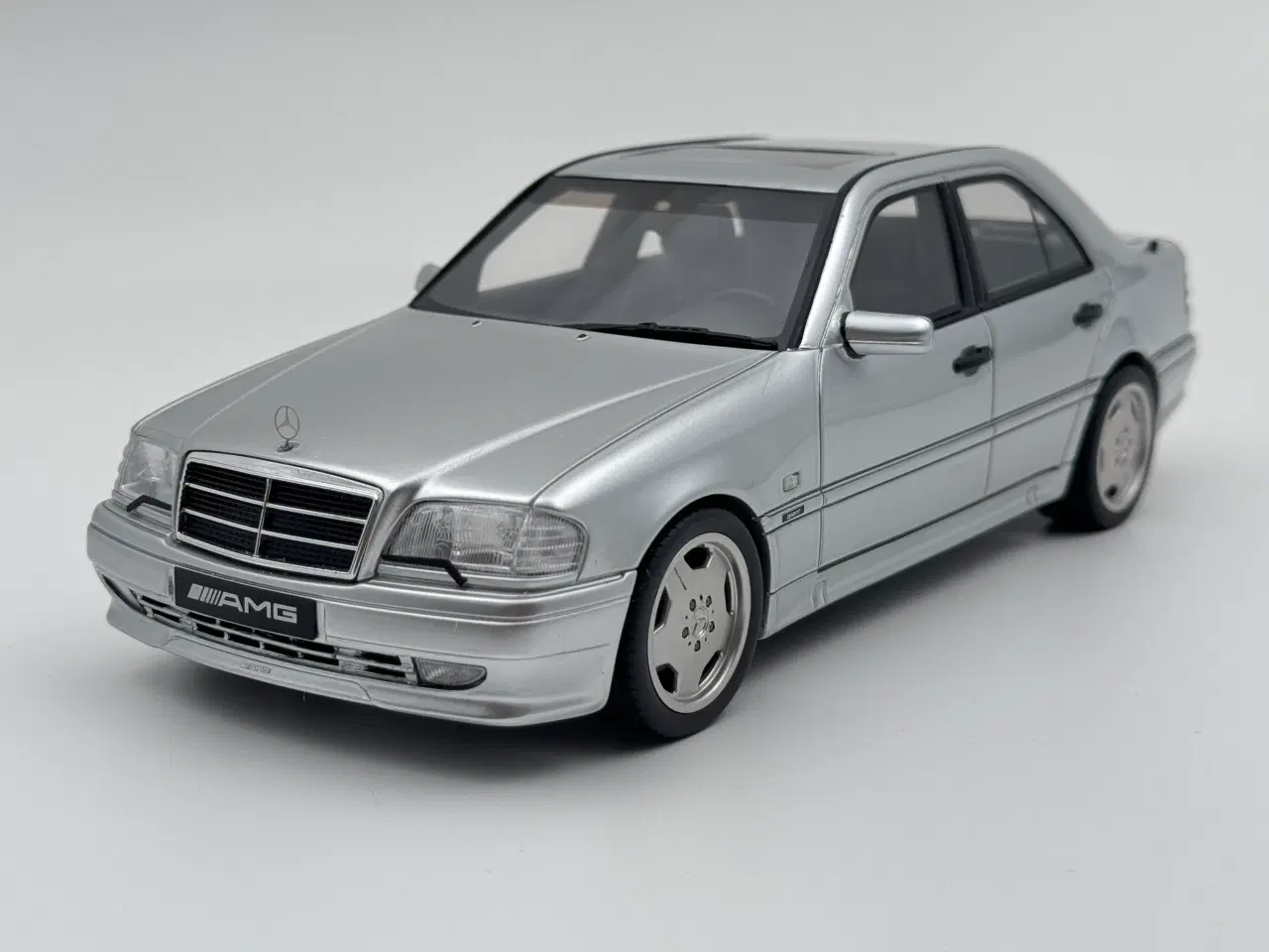 Billede 2 - 1990 Mercedes C36 AMG C-Klasse - 1:18