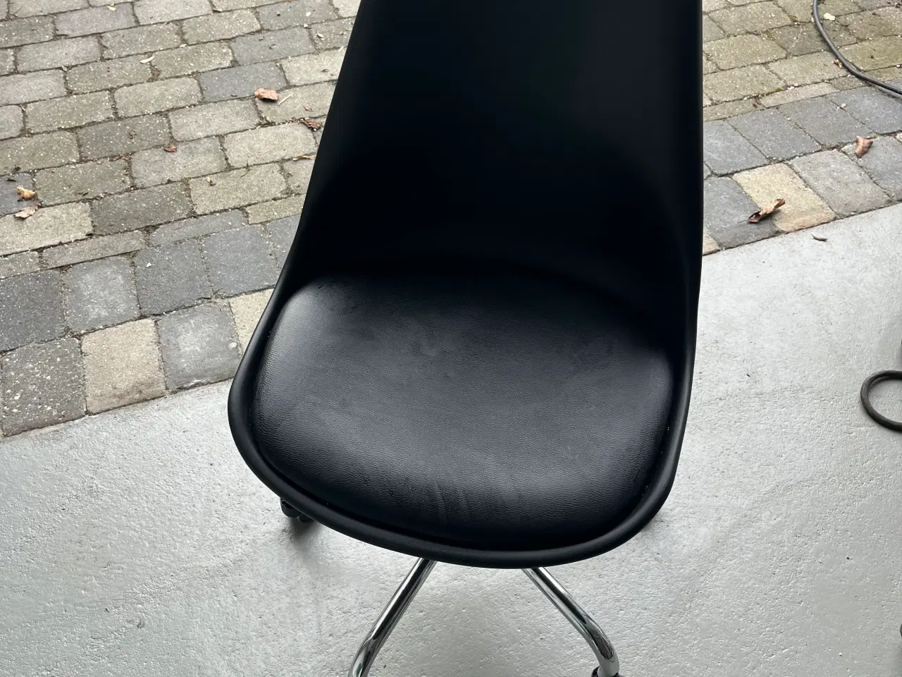 Billede 1 - Sort kontorstol med hjul – skal væk hurtigt