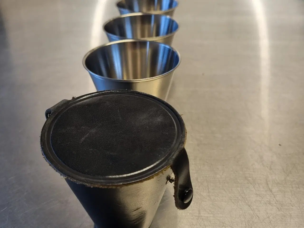 Billede 2 - Læderetui med 4 rustfri stål bægre sælges.