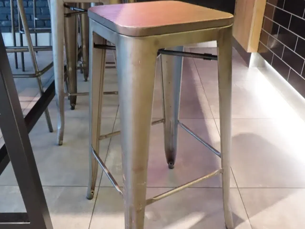 Billede 6 - Højbord med fire stole og fire skamler